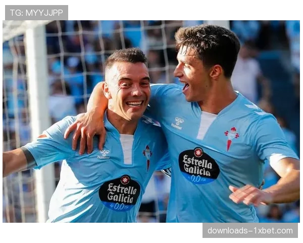 特写:终场哨响,塞尔塔老将阿斯帕斯向主场观众挥手致意 特写:终场哨响,塞尔塔老将阿斯帕斯向主场观众挥手致意